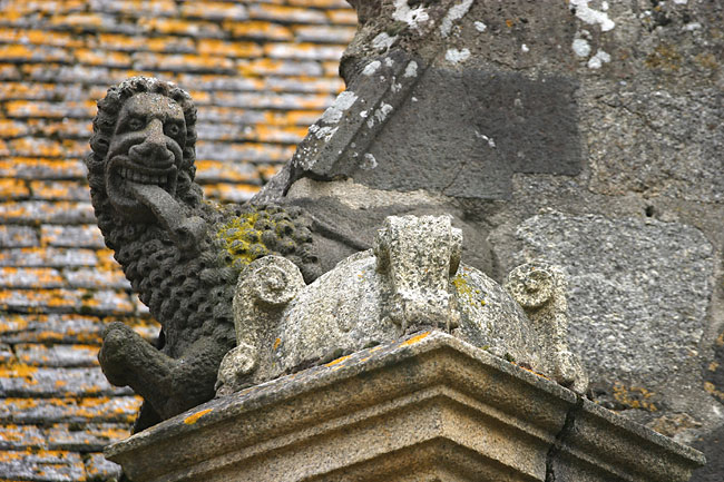 Roaring lion on the church of Sizun