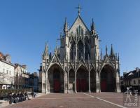 Lunchtime by the church