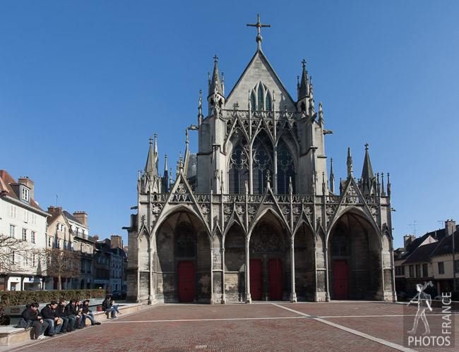 Lunchtime by the church