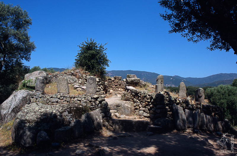 Menhir tumulus