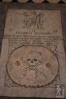 Skull tombstone