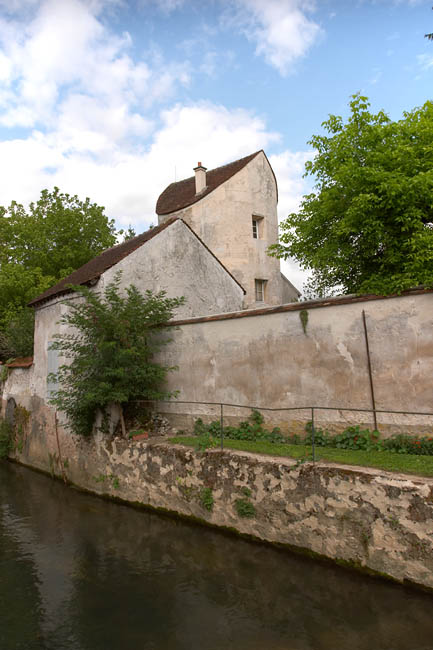 Crecy la Chapelle fortified building