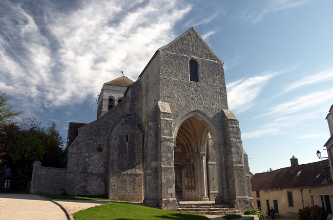 Saint Loup de Naud roman church front