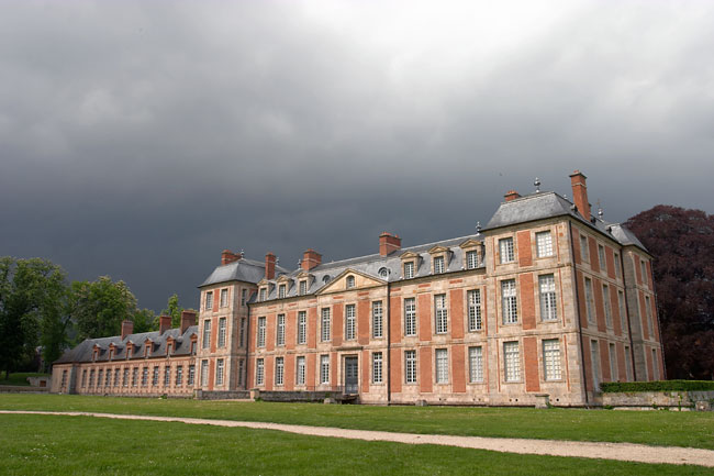 Chamarande castle before a thunderstorm