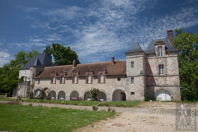 Gillevoisin castle courtyard