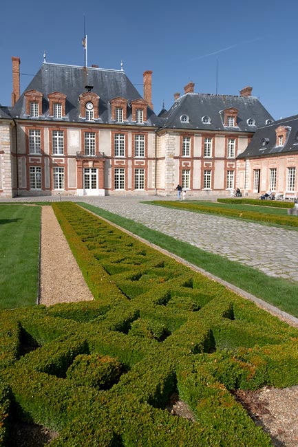 Breteuil castle front