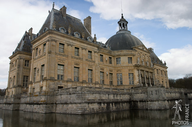 Vaux le Vicomte castle and moat