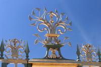 Gold and blue at the gates of the Grand Trianon