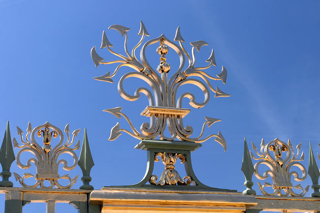 Gold and blue at the gates of the Grand Trianon