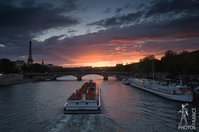 Bateau mouche going towards the sunset