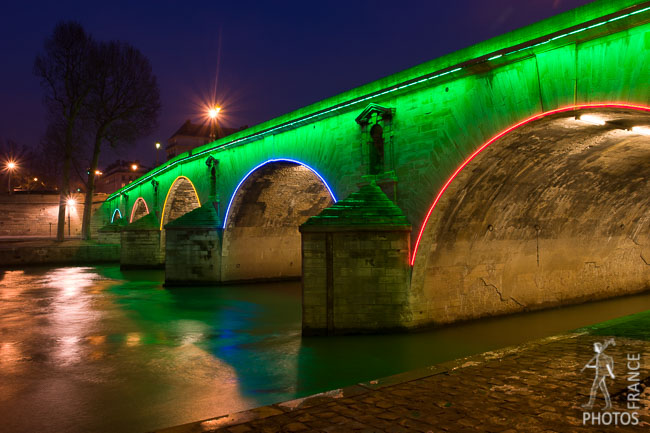 Green lighting on the pont Marie