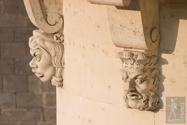 Heads on the Pont Neuf