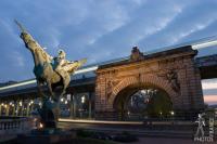 Bir Hakeim bridge and statue