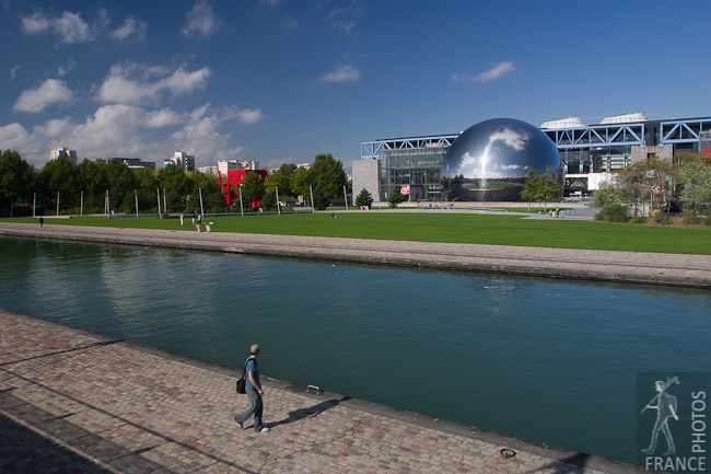 The walker near la Géode