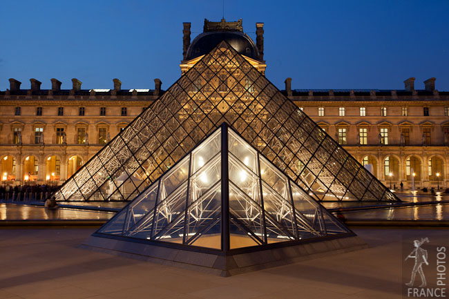 double-pyramid-louvre-france-in-photos