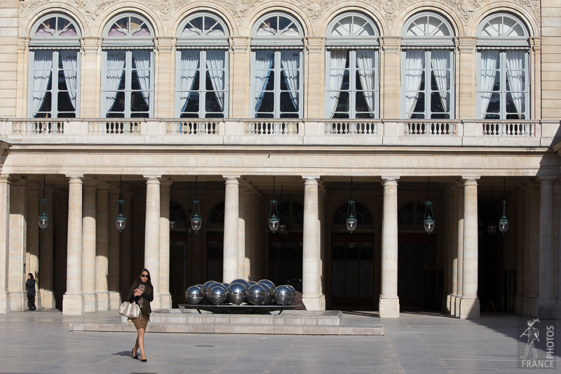 Crossing the galerie d'Orléans